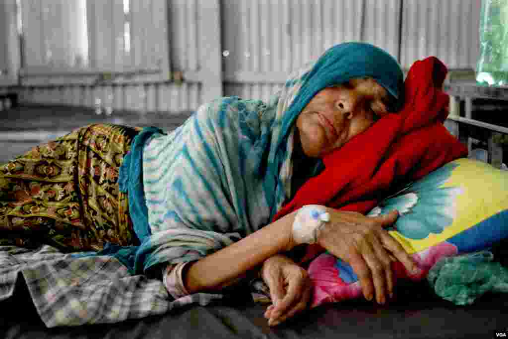 Gul Faraz suffers from brochial athsma in the heat and humidity at Kutupalong refugee camp April 2, 2019. (Hai Do/VOA)