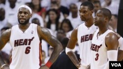 Los tres grandes, LeBron James, Chris Bosh y Dwyane Wade, lideraron a Miami en la primera victoria de la postemporada.