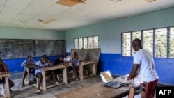 Les jeunes du Foyer Saint Nicodème suivent un cours de formation professionnelle dispensé par le Père Paul Adamou à Douala, Cameroun, le 20 octobre 2020.