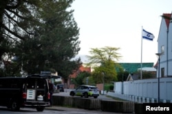 Kendaraan polisi terlihat saat petugas polisi menyelidiki dua ledakan di dekat kedutaan Israel di Kopenhagen, Denmark, 2 Oktober 2024. (Ritzau Scanpix/via REUTERS)