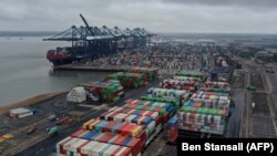 Dalam foto yang diambil pada 4 Maret 2021 ini tampak barisan kontainer yang tersusun di pelabuhan Felixstowe, Inggris. Perusahaan jasa pengiriman kargo asal Denmark AP Moller-Maersk mengatakan telah mengalihkan kapalnya dari pelabuhan tersebut. (Foto: AFP Ben Stansall)