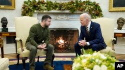 جو بایدن رئیس جمهوری آمریکا (راست) و همتای اوکراینی خود ولودمیر زلنسکی در کاخ سفید، واشنگتن - ۲۱ دسامبر ۲۰۲۲ 
