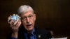 Francis Collins, director del Instituto Nacional de Salud de Estados Unidos, conversó con la Voz de América. [Foto: Reuters/Archivo]