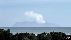 Semburan asap naik di atas Pulau Putih di lepas pantai Whakatane, Selandia Baru, Rabu, 11 Desember 2019. (Foto: AP)