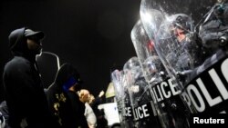 Manifestantes chocan con la policía antidisturbios después de la muerte de Walter Wallace Jr., un hombre negro que fue baleado por la policía en Filadelfia, Pensilvania, EE.UU., el 27 de octubre de 2020. REUTERS / Bastiaan Slabber