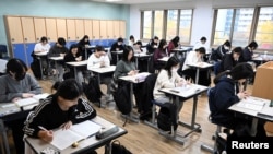 한국 수험생들이 서울의 한 시험장에서 대학수학능력시험을 치르고 있다. (자료사진)