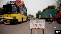 Le poste frontalier entre le Sénégal et la Guinée Bissau à Mpack, le 13 avril 2012.