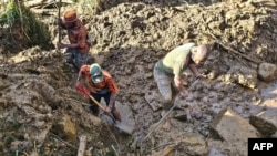 Warga desa terus berusaha mencari para korban yang tertimbun tanah longsor di Desa Yambali, provinsi Enga, Dataran Tinggi Papua Nugini, Senin 27 Mei 2024.