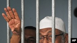 Indonesian radical cleric Abu Bakar Bashir speaks to journalists from a holding cell at the Jakarta court. (File)