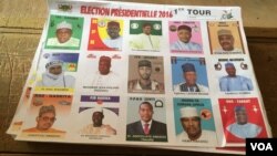 La liste des candidats à la présidentielle, dans un bureau de vote de Niamey, le dimanche 21 février 2016. (VOA/Nicolas Pinault)