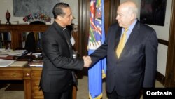 Monseñor Fabio Colindres, obispo castrense en El Salvador, saluda al secretario general de la OEA, Monseñor Colindres explicó a José Miguel Insulza la negociación que ha facilitado entre las pandillas de El Salvador [Foto: OEA].