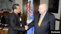 Monseñor Fabio Colindres, obispo castrense en El Salvador, saluda al secretario general de la OEA, José Miguel Insulza. Monseñor Colindres explicó la negociación que ha facilitado entre las pandillas de El Salvador [Foto: OEA].