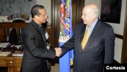 Monseñor Fabio Colindres, obispo castrense en El Salvador, saluda al secretario general de la OEA, José Miguel Insulza, durante su visita el 8 de mayo de 2012. [Foto: OEA].