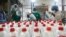 Công nhân kiểm tra thuốc rửa tay sát khuẩn tại nhà máy của công ty Conmart ở vùng ngoại ô Lagos, Nigeria, ngày 19/3/2020.
