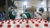 Des employés inspectent la production de désinfectants pour les mains dans l'usine de Cormart pour prévenir la propagation de la maladie à coronavirus (COVID-19), à la périphérie de Lagos, au Nigéria, le 19 mars 2020. REUTERS / Temilade Adelaja