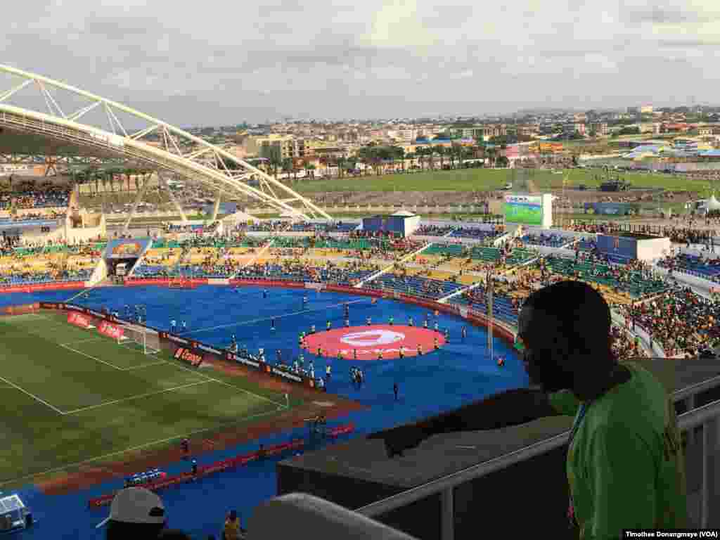 A l'intérieur du stade de Libreville, au Gabon, le 18 janvier 2017. (VOA/Timothee Donangmaye)