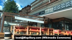 资料照片：位于克朗-蒙塔纳的Le Constellation酒吧 (2017年9月24日)。