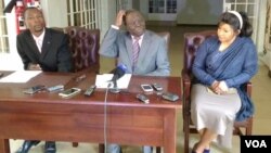 UMnu. Morgan Tsvangirai lomkakhe, uNkosikazi Elizabeth Tsvangirai, lesikhulumeli sakhe.