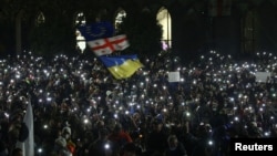 Прихильники опозиційних партій Грузії на мітингу на знак протесту проти рішення нового уряду призупинити переговори про вступ до Європейського Союзу, Тбілісі, Грузія, 29 листопада 2024 року. REUTERS/Irakli Gedenidze