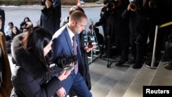 지난 1월, 쿠팡 한국 법인의 해롤드 로저스 대표이사 대행이 고객 정보 대규모 유출 사건 관련 경찰 조사를 받기 위해 서울 종로구 서울경찰청으로 출석하고 있다. (자료사진)