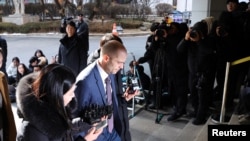 지난 1월, 쿠팡 한국 법인의 해롤드 로저스 대표이사 대행이 고객 정보 대규모 유출 사건 관련 경찰 조사를 받기 위해 서울 종로구 서울경찰청으로 출석하고 있다. (자료사진)