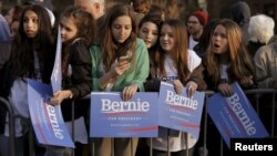 Kalangan muda pemilih AS datang untuk memberikan dukungan kepada Bernie Sanders pada kampanye di Washington Square Park di kota New York, Rabu (13/4).