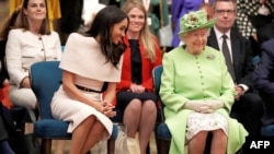 Meghan Markle ao lado da rainha Elizabeth II, Junho 2018