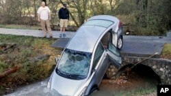 Varias viviendas y automóviles quedaron dañados debido a las inundaciones provocadas por las tormentas durante el fin de semana navideño.