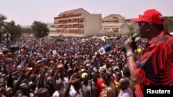 Uhuru Kenyatta s'adresse à ses partisans lors d'un rassemblement de campagne au stade de Homabay dans l'ouest du Kenya, le 1er mars 2013.