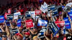 Partidarios vitorean mientras el candidato presidencial republicano, el expresidente Donald Trump, habla en un mitin de campaña el miércoles 24 de julio de 2024, en Charlotte.