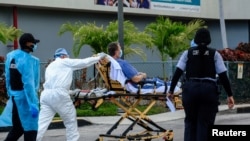 Petugas medis membawa seorang pasien Covid-19 di Miami, Florida (foto: dok). 