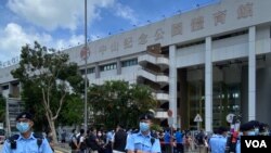 香港政府未经地区咨询，容许华大基因在港岛西区中山纪念公园体育馆改建临时”火眼实验室”，进行全民病毒检测，引起当区居民不满，一批民主派中西区区议员8月7日早上到场抗议，并要求召开区议会特别会议，约200名警员到场驻守。 (美国之音汤惠芸拍摄)