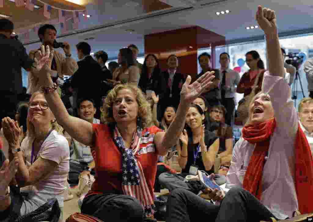 Réactions des supporters d&#39;Hillary Clinton en regardant les résultats de l&#39;élection présidentielle américaine à Hong Kong, le 9 novembre 2016.