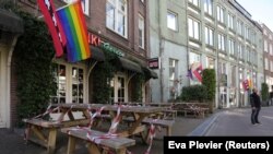 Sebuah restoran tampak masih tutup di tengah karantina wilayah untuk karena kenaikan kasus infeksi COVID-19 di Amsterdam, Belanda, 13 April 2021. (Foto: Eva Plevier/ Reuters)