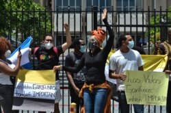 En 2015, la comunidad garífuna de 10,000 habitantes ganó una demanda en la Corte Interamericana de Derechos Humanos que obligó al Estado de Honduras a otorgarles "un título de propiedad colectiva" sobre los territorios donde viven.