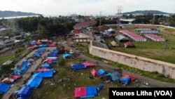 Kawasan di sekitar Stadion Manakarra yang menjadi salah satu lokasi pengungsian korban gempa di Kabupaten Mamuju, Sulawesi Barat, Selasa, 26 Januari 2020. (Foto: Yoanes Litha/VOA)