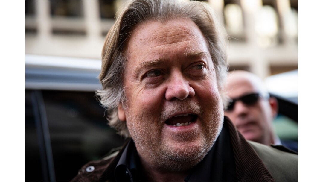 El exestratega de la Casa Blanca, Steve Bannon, habla con los reporteros al partir después de testificar en el juicio federal de Roger Stone, en una corte federal en Washington, el viernes 8 de noviembre de 2019 (AP Photo / Al Drago).