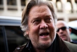 El exestratega de la Casa Blanca, Steve Bannon, habla con los reporteros al partir después de testificar en el juicio federal de Roger Stone, en una corte federal en Washington, el viernes 8 de noviembre de 2019 (AP Photo / Al Drago).