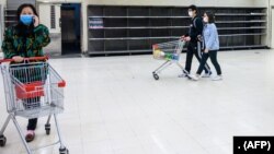 Des clients portant des masques de protection dans un supermarché à Hong Kong, le 6 février 2020. (Photo: Philip FONG / AFP)