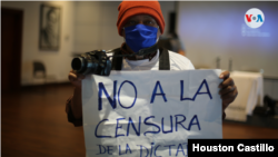 Ataques a la prensa son un paso más en la escalada contra las voces críticas al gobierno Ortega Murillo. En la imagen un manifestante muestra rechazo a Ley de Ciberdelitos para perseguir a la prensa independiente. (Foto archivo)