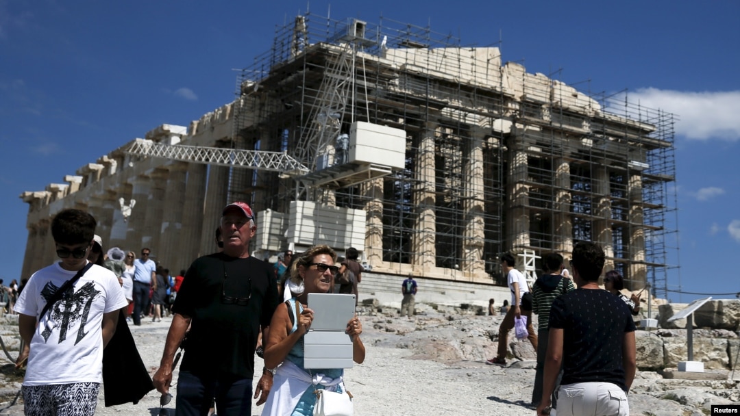 Para turis mengunjungi kuil Parthenon di atas bukit Acropolis di Athena, Yunani (foto: ilustrasi).