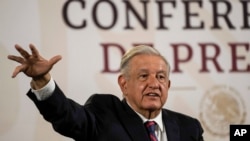 El presidente mexicano, Andrés Manuel López Obrador, ofrece su conferencia de prensa matutina habitual en el Palacio Nacional de la Ciudad de México, el martes 16 de abril de 2024.