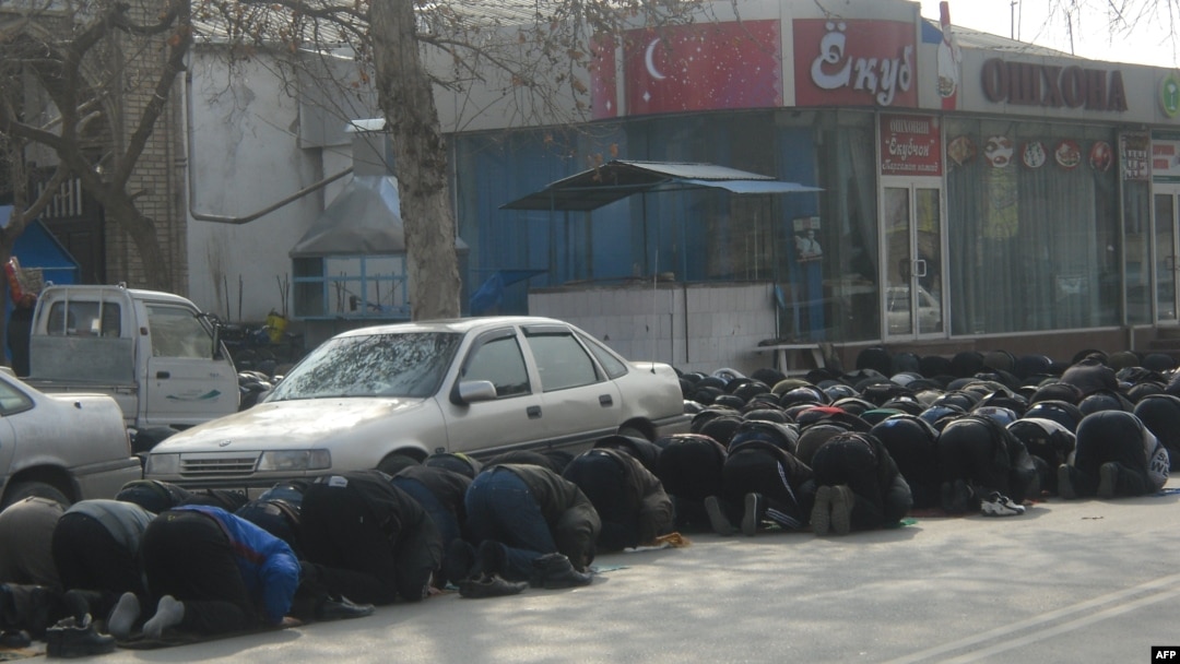Boboxo'ja jome masjidida juma namozi, Xo'jand, Tojikiston