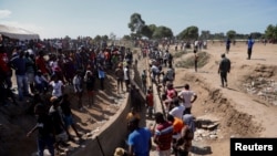 Haitianos trabajan en la construcción de un canal en un río fronterizo con la República Dominicana el 15 de septiembre de 2023.