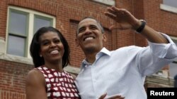 Ibu Negara Michelle Obama dan Presiden Barack Obama berkampanye di Dubuque, Iowa, Rabu (15/8).