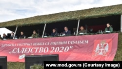 Predsednik Srbije Aleksandar Vučić i druge zvanice tokom vojne vežbe "Sadejstvo 2020" (Foto: www.mod.gov.rs)