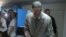El presidente Álvaro Colom acudió al Grupo Escolar Centro Americano número 1 para emitir su voto.