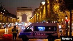 Sécurité renforcée sur les Champs-Elysées après qu'un policier a été tué et un autre blessé lors d'un attentat à Paris, France, le 20 avril 2017.