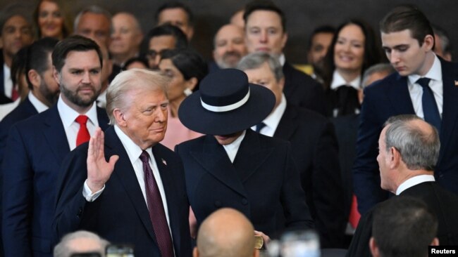 Дональд Трамп дает присягу