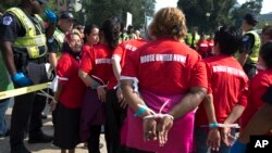 Las mujeres fueron arrestadas por cerrar una carretera sin tener los permisos para el acto de protesta.